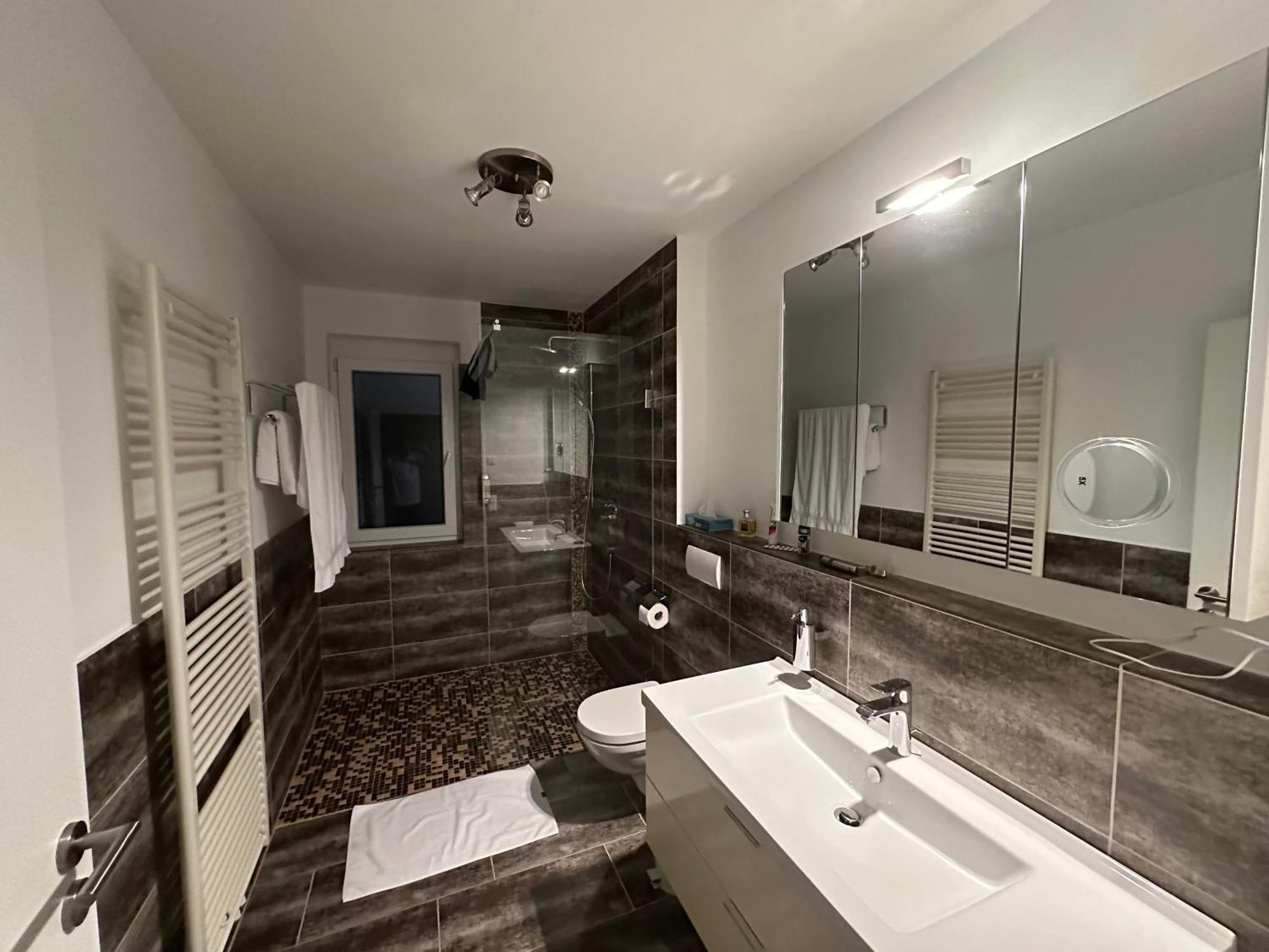 2-Zimmer-Ferienwohnung Mit Hotelservice Und 2 Balkons - Golf, Bike Und Wellness Im Markgraeflerland Bad Bellingen Exteriör bild